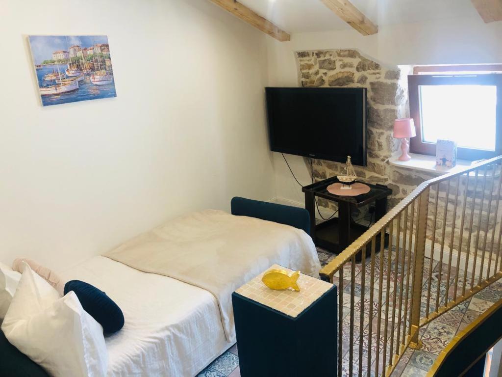 Istrian Stone House In The Heart Of The Beautiful Fishing Village Fazana - Only Few Steps From The Sea And The Wonderful Beach - Incl Plasma-Quad-Plus-Filter Against C O V I D Exteriér fotografie
